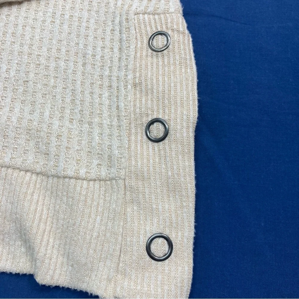 SO Sweater in Cream SZ L Side Snaps Long Sleeve Soft Light Knit EUC - Picture 3 of 8